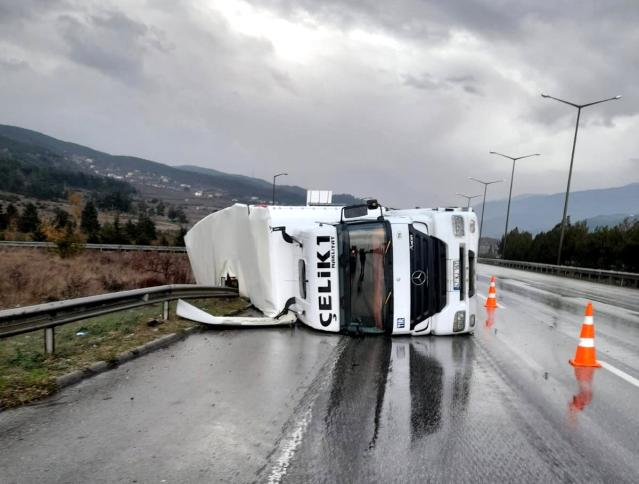 Osmaniye'de kaygan yolda kontrolden çıkan tır yan yattı